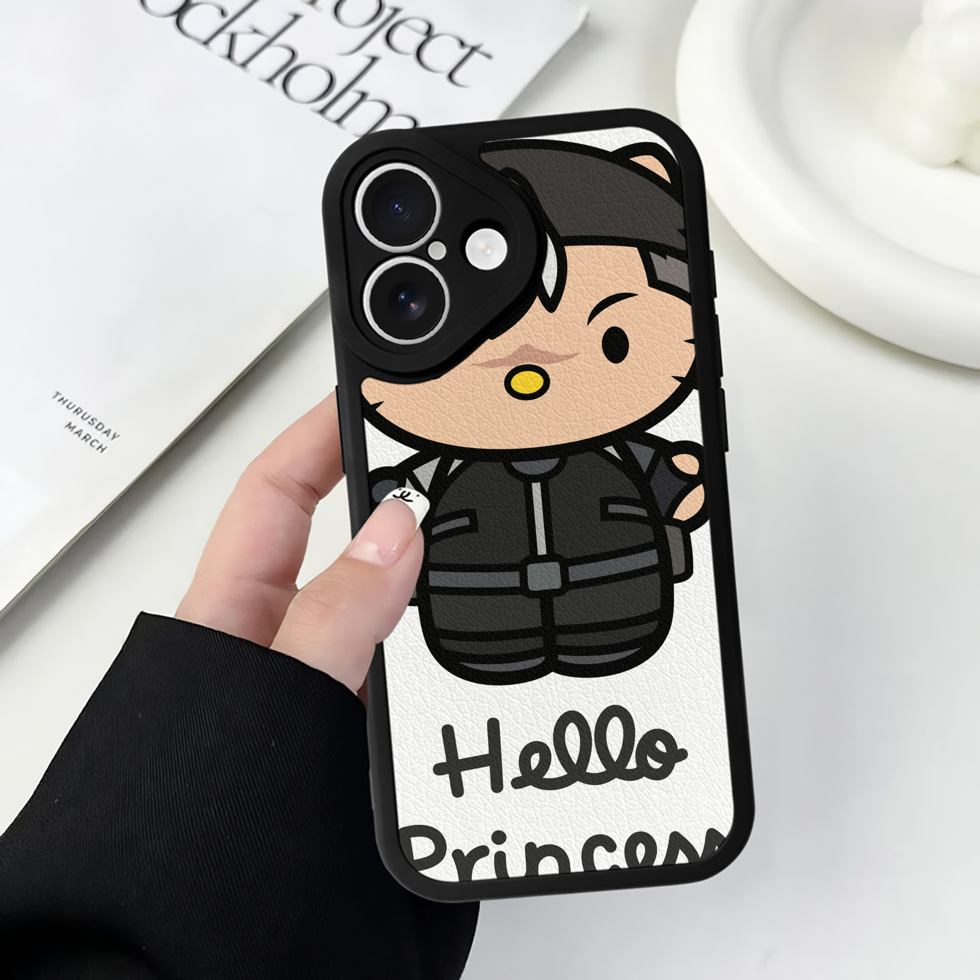 （画像用） Hello Kitty ハローキティ 【iPhone 16シリーズ対応】シリコンスマホケース（レザー調） 材質：シリコン